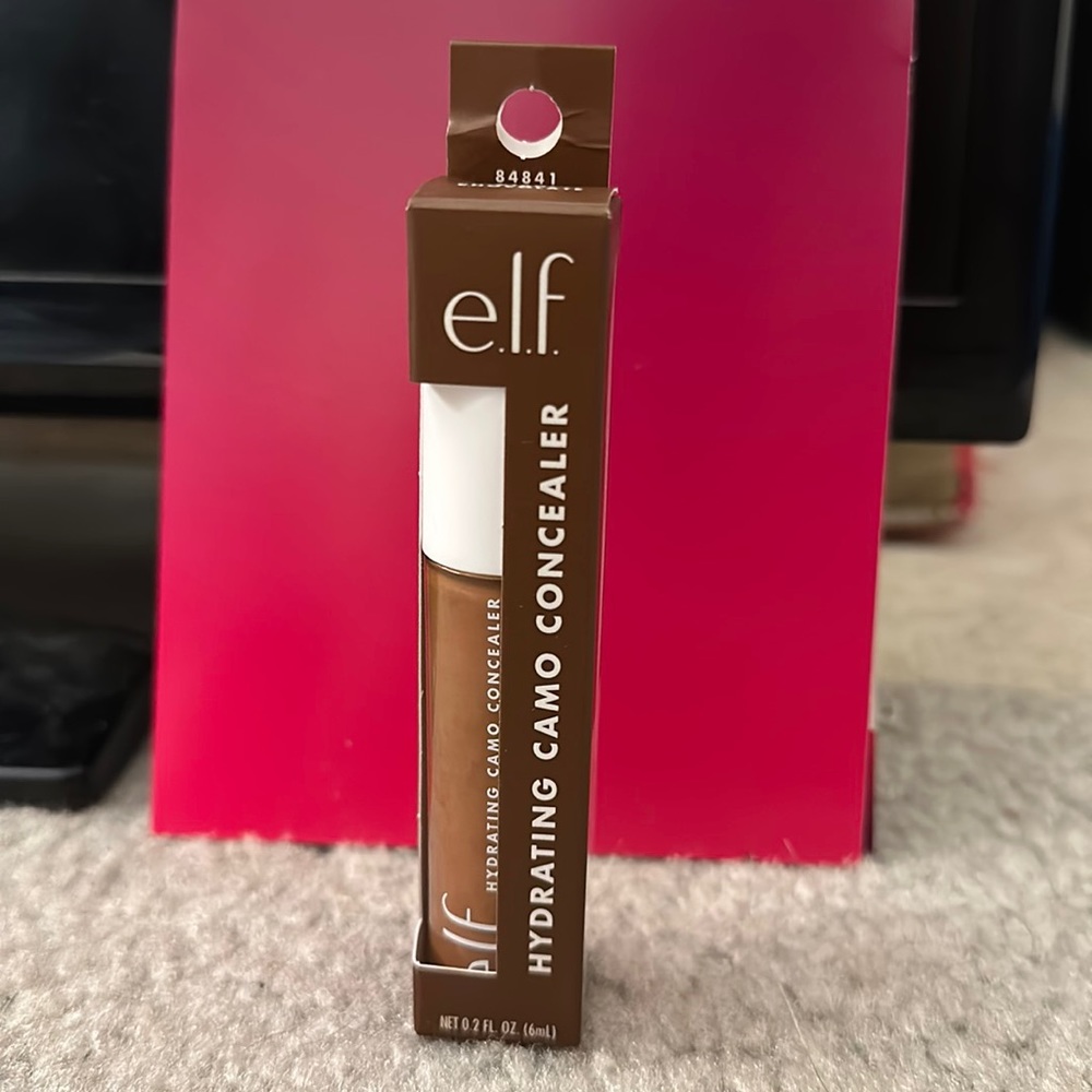 Hydrating camo concealer, good condition. To conceal, contour, and highlight.